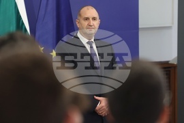 Румен Радев - олимпийски отбори по природни науки - национален флаг - връчване