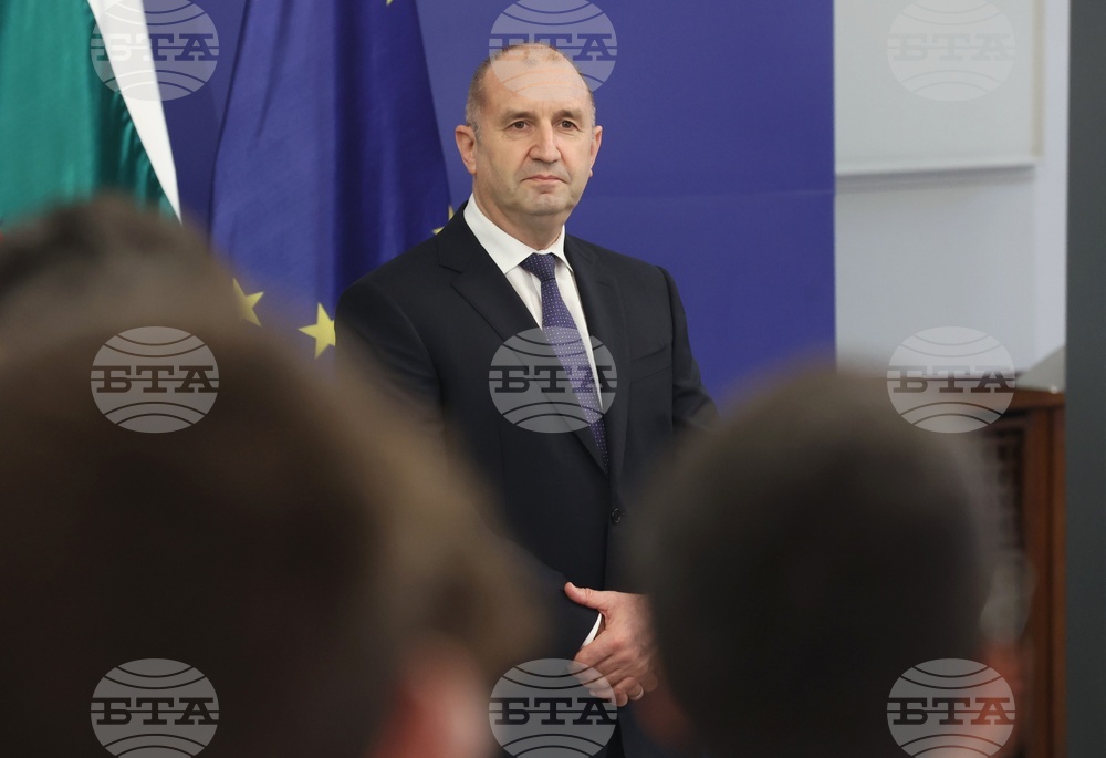 Румен Радев - олимпийски отбори по природни науки - национален флаг - връчване