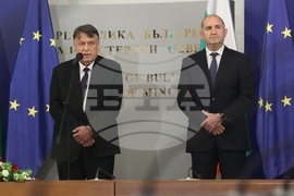 Румен Радев - олимпийски отбори по природни науки - национален флаг - връчване