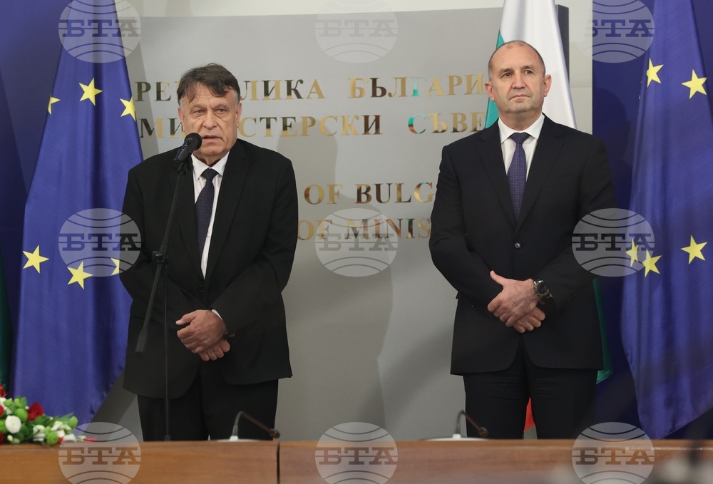Румен Радев - олимпийски отбори по природни науки - национален флаг - връчване