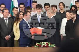Румен Радев - олимпийски отбори по природни науки - национален флаг - връчване