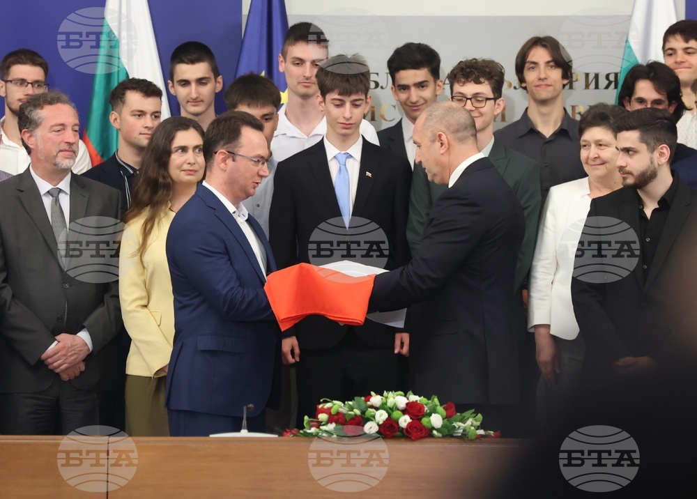 Румен Радев - олимпийски отбори по природни науки - национален флаг - връчване