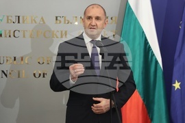 Румен Радев - олимпийски отбори по природни науки - национален флаг - връчване