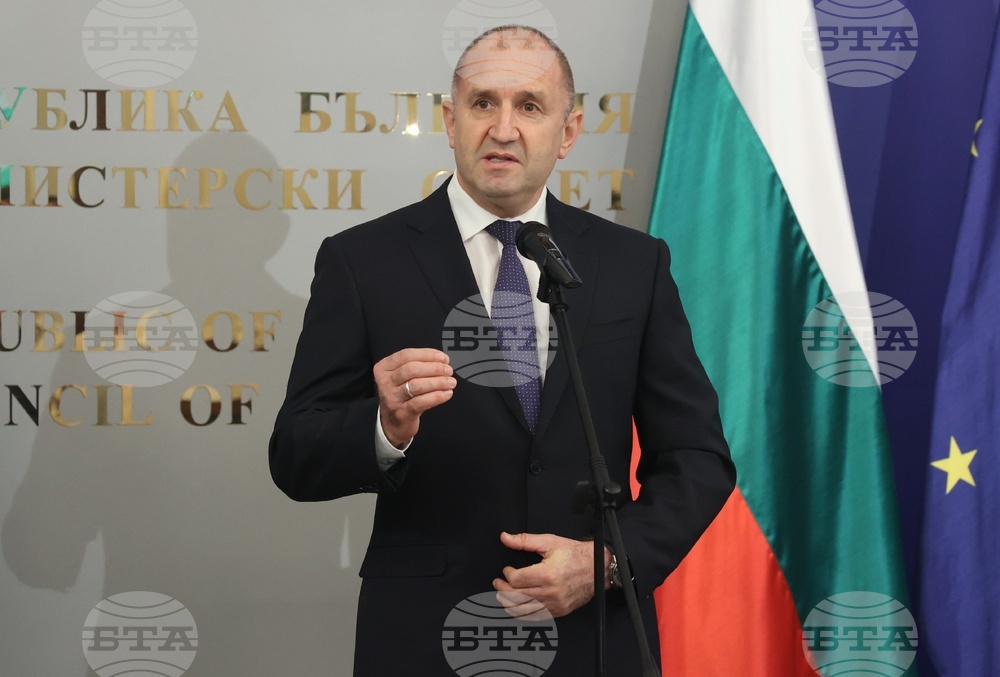 Румен Радев - олимпийски отбори по природни науки - национален флаг - връчване