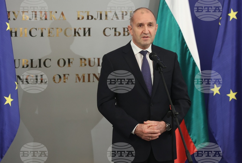 Румен Радев - олимпийски отбори по природни науки - национален флаг - връчване