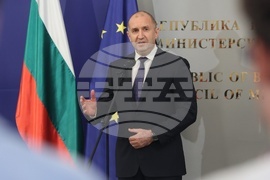 Румен Радев - олимпийски отбори по природни науки - национален флаг - връчване