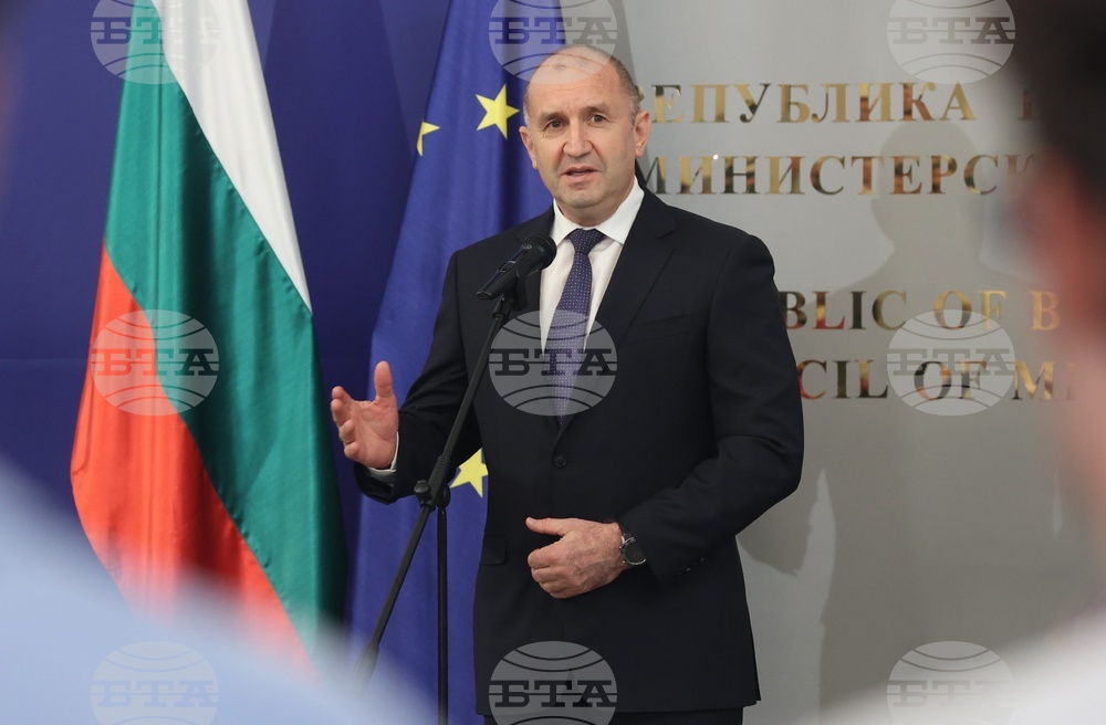 Румен Радев - олимпийски отбори по природни науки - национален флаг - връчване
