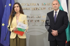 Румен Радев - олимпийски отбори по природни науки - национален флаг - връчване