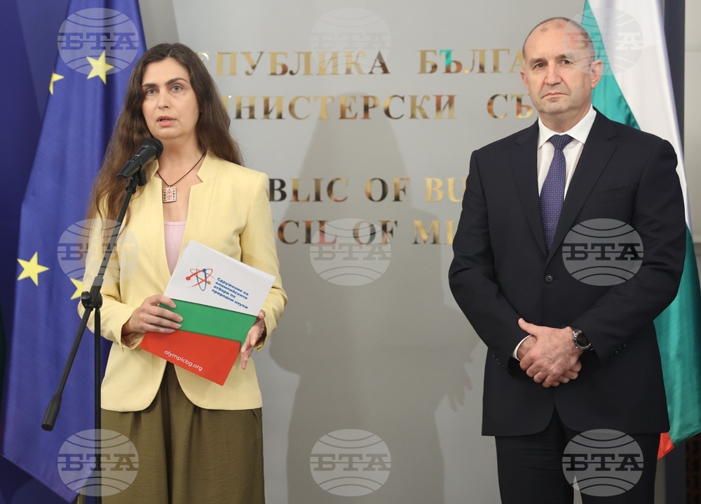 Румен Радев - олимпийски отбори по природни науки - национален флаг - връчване