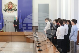 Румен Радев - олимпийски отбори по природни науки - национален флаг - връчване