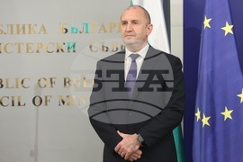 Румен Радев - олимпийски отбори по природни науки - национален флаг - връчване
