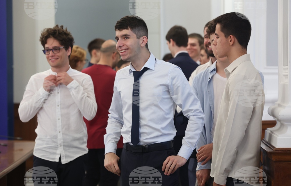 Министерски съвет - олимпийски отбори по природни науки - национален флаг - връчване