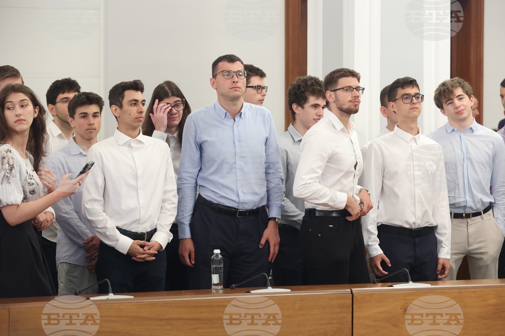 Министерски съвет - олимпийски отбори по природни науки - национален флаг - връчване