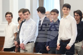 Министерски съвет - олимпийски отбори по природни науки - национален флаг - връчване
