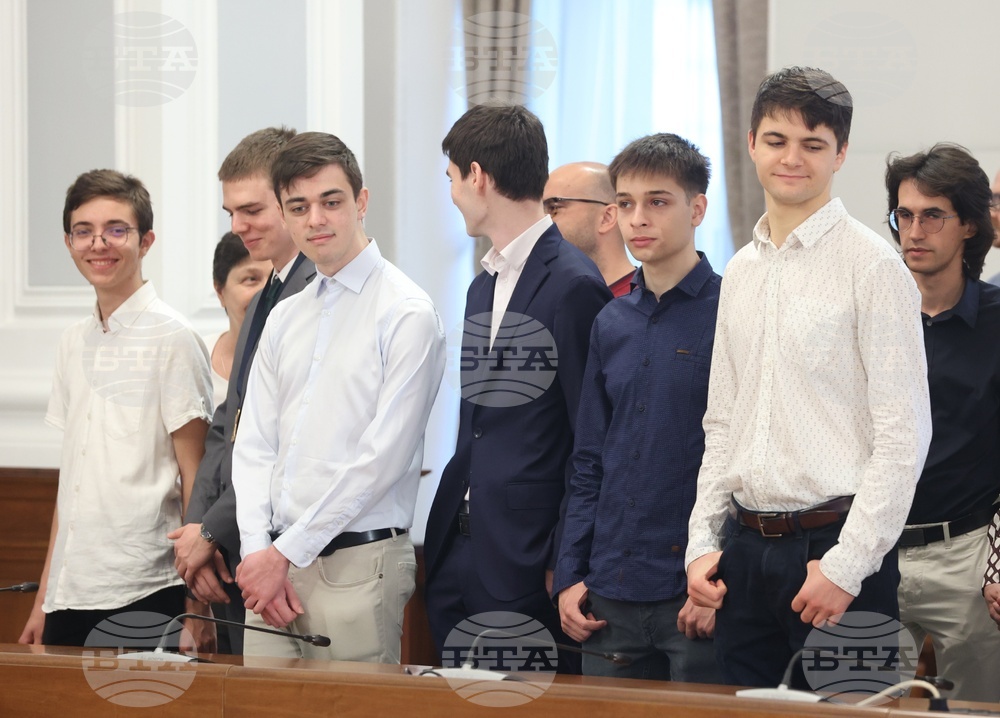 Министерски съвет - олимпийски отбори по природни науки - национален флаг - връчване