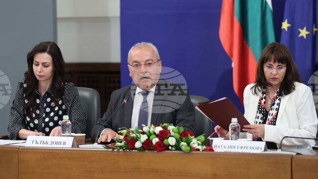 Правителството, синдикатите и бизнесът не се разбраха за осигуровките на държавните служители