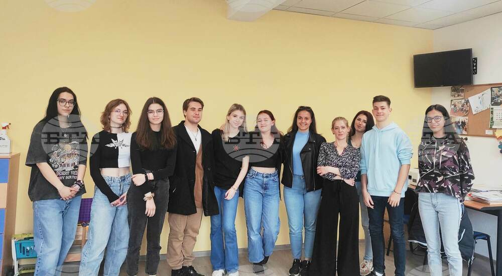 Деца и младежи от казанлъшки училища се запознаха с екипа и дейностите на местно сдружение