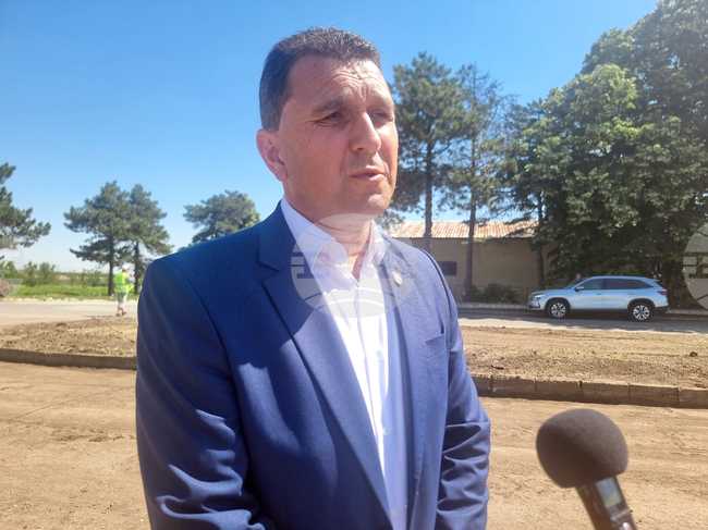 Кметът на община Генерал Тошево Валентин Димитров води разговори за продължаване на ремонта на пътя до Кардам