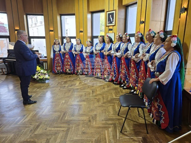 Вокален ансамбъл „Езерец“ закри творческия сезон с концерт в Благоевград