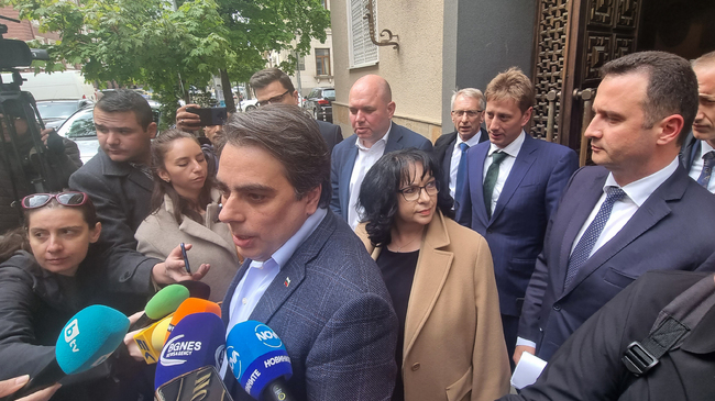 Най-вероятно е на първо четене да бъде отхвърлен бюджетът с дефицит 6,4%, а след това да бъде коригиран и да влезе с дефицит от 3 %, обясниха от ГЕРБ-СДС и ПП-ДБ