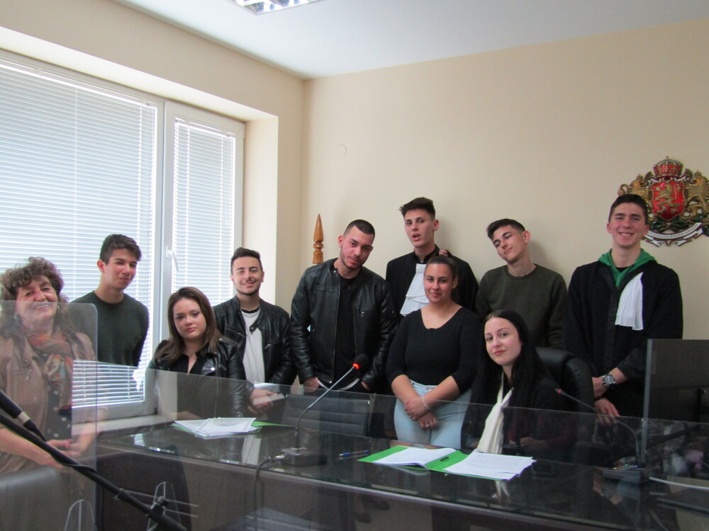 Окръжен съд – Добрич: Ученици разиграха съдебен процес и разговаряха с магистрати в Деня на отворените врати в Районен съд Балчик