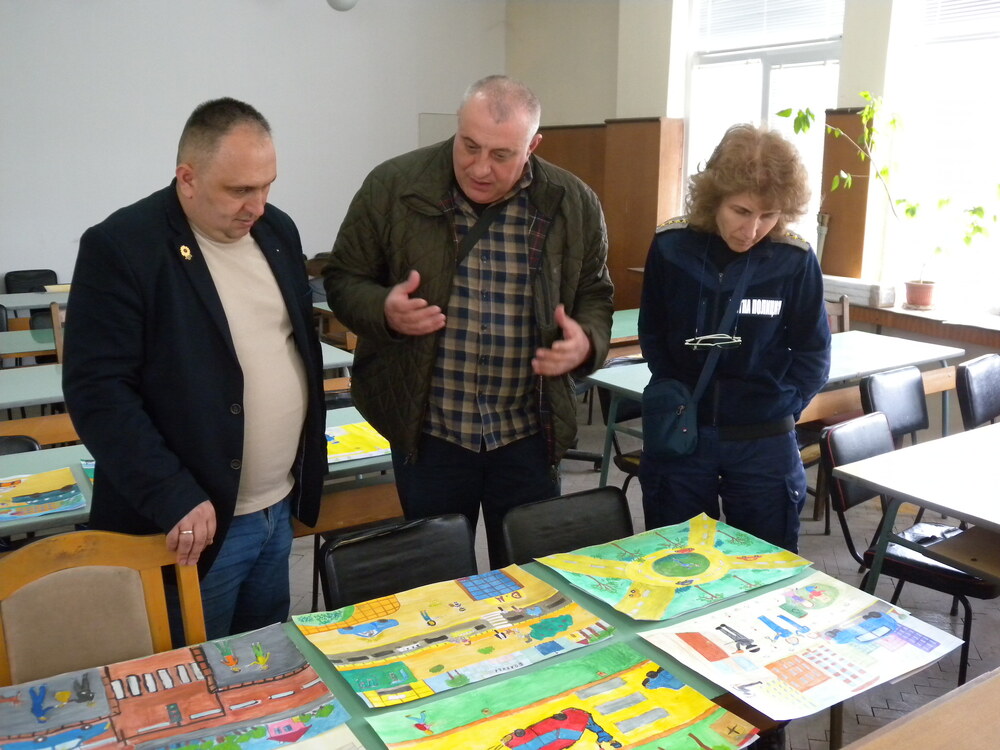 ОДМВР – Разград: Признат в страната и чужбина художник оценява рисунките в конкурса на тема „Аз и Детското полицейско управление“