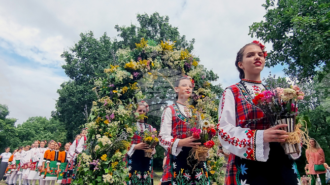С танци, ритуал и конна езда в Хасково бе отбелязан Еньовден