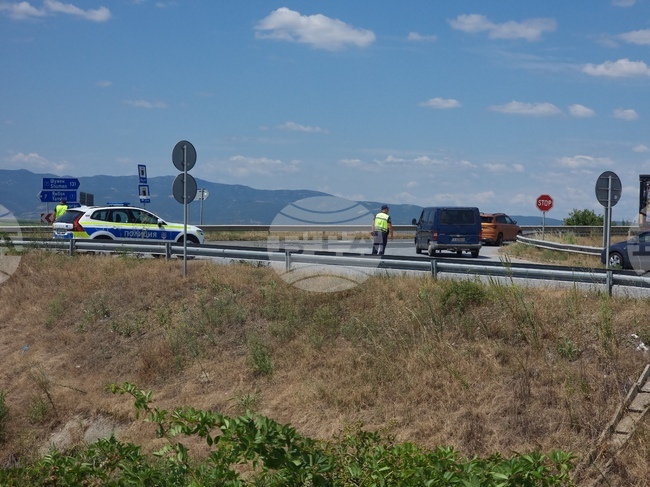 Временно е ограничено движението по път I-6 край сливенското село Блатец заради катастрофа