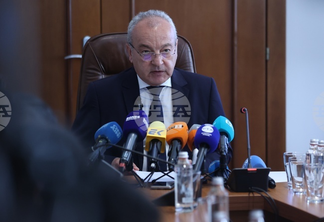 Министерството на финансите ще внесе проект на бюджет с дефицит от 5,7 на сто от БВП за 2026 година, заяви финансовият министър Гълъб Донев