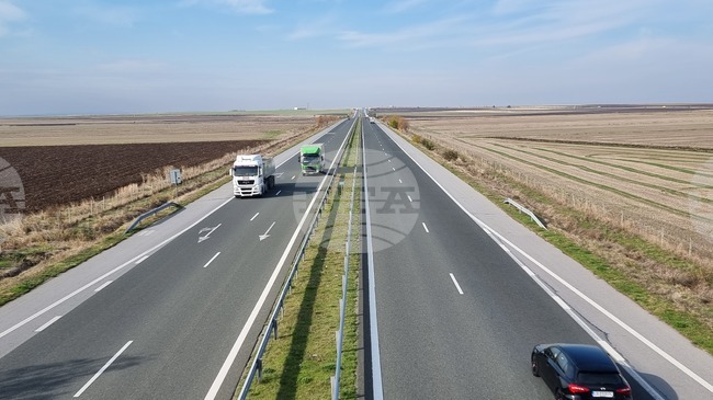 Възстановено е движението в двете посоки по автомагистрала „Тракия“ при 290 -и км край Ямбол след катастрофа с три жертви