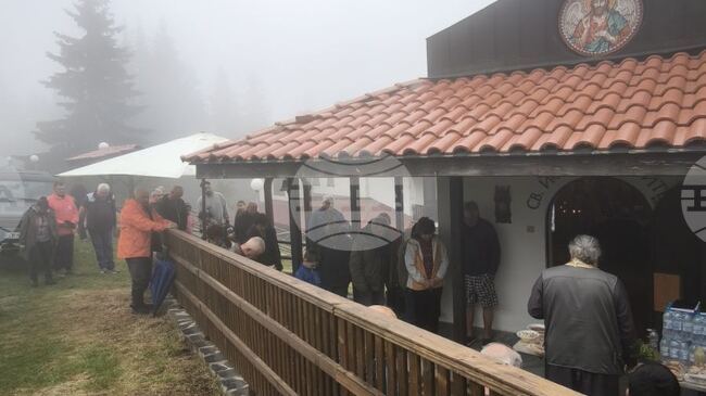 Празничен водосвет бе отслужен на Еньовден в параклиса „Св. Йоан Кръстител“ на връх Мечи чал на 1830 м надморска височина