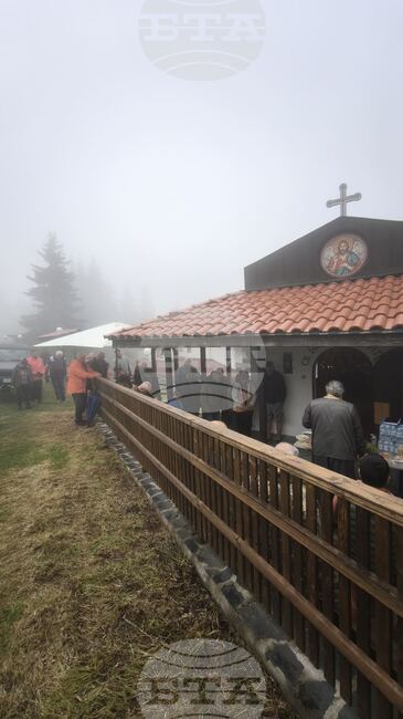Празничен водосвет бе отслужен на Еньовден в параклиса „Св. Йоан Кръстител“ на връх Мечи чал на 1830 м надморска височина