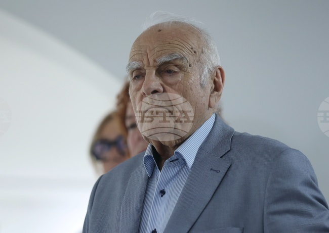 Най-важното в журналистиката са хората и думите, каза Любен Генов на откриването на фотоизложбата, посветена на 90-годишнината му