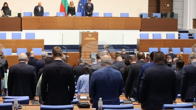 Заседанието на парламента започна с едноминутно мълчание в памет на двете деца, загинали при катастрофа на АМ „Тракия“, и на жертвите на пътя 