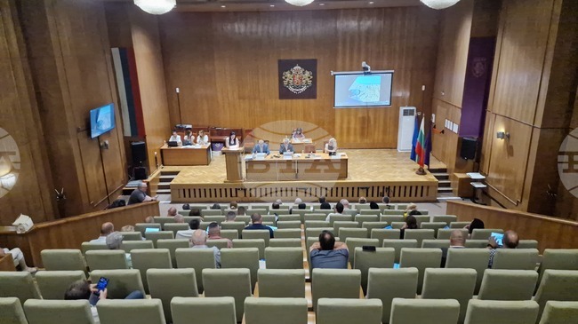 Общински съветници във Велико Търново зададоха въпроси във връзка с градската инфраструктура и басейните