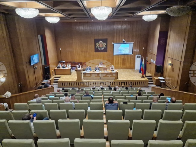 Общински съветници във Велико Търново зададоха въпроси във връзка с градската инфраструктура и басейните