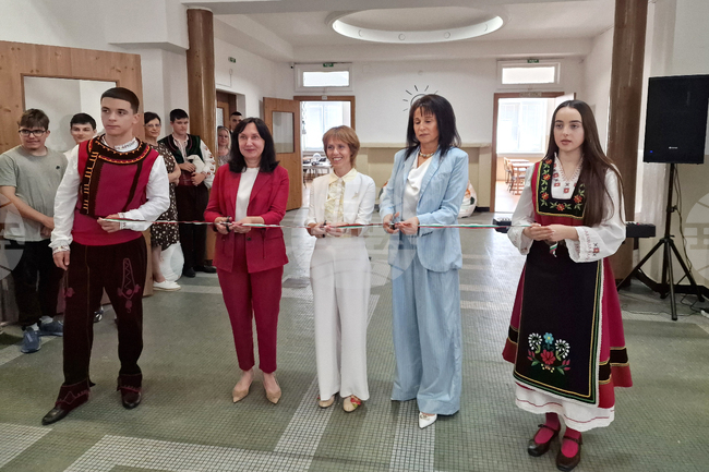 В старозагорската Гимназия с преподаване на чужди езици „Ромен Ролан“ бе открит нов STEM център