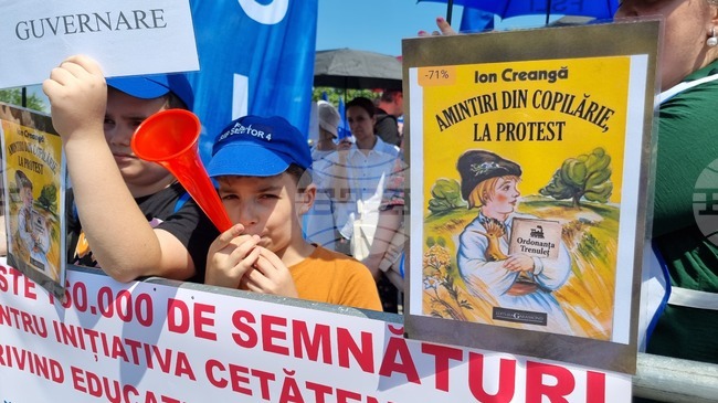 Учители от цяла Румъния протестираха в Букурещ и внесоха в парламента 160 000 подписа за промяна на някои мерки в образованието