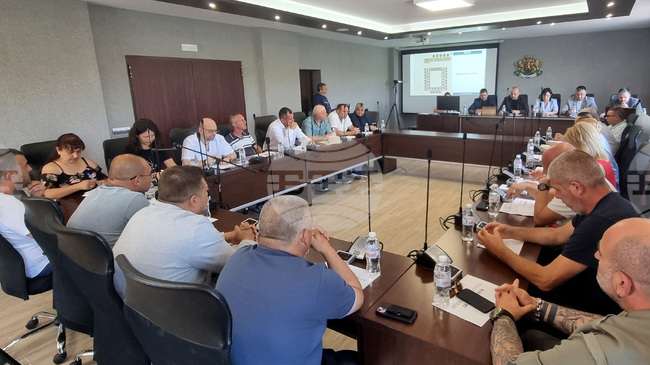 Ще упражним контрол по ремонта на градския стадион, каза кметът на Нови пазар Георги Георгиев на заседанието на Общинския съвет 