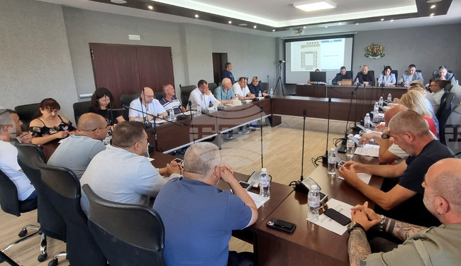 Ще упражним контрол по ремонта на градския стадион, каза кметът на Нови пазар Георги Георгиев на заседанието на Общинския съвет 