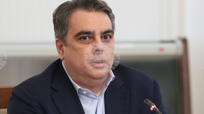 Ако използваме само производителността на труда, минималната заплата трябва да се увеличи с 11,4%, написа лидерът на ПП Асен Василев