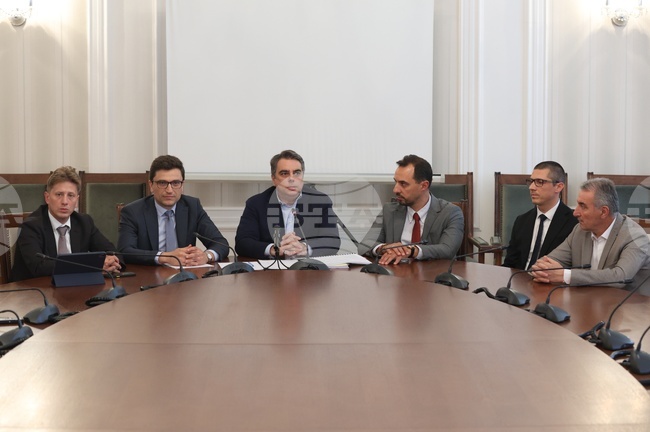 Бюджетът е "капково напояване за хората и за бизнеса" и "водопад от евра" за фирмите в строителството и енергетиката и за ВСС, каза Асен Василев