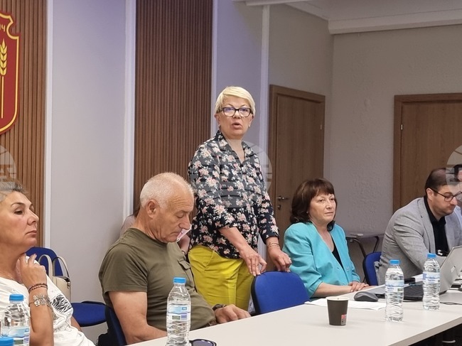 Девет нови електробуса, осем зарядни станции и осветяване на общо 48 пешеходни пътеки в общините Добрич и Добричка са реализирани по проект