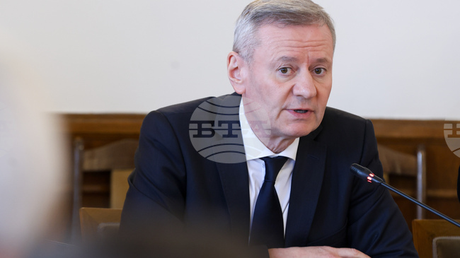 Изпълнителният директор на НДК Андрияна Татарова е отстранена от поста, каза министър Евтим Милошев