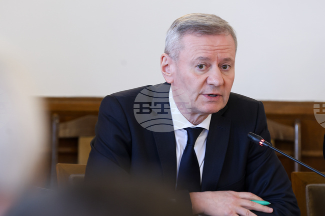 Андрияна Татарова е отстранена като член на Съвета на директорите на НДК и е прекратен договорът й за управление на дружеството, каза министър Милошев