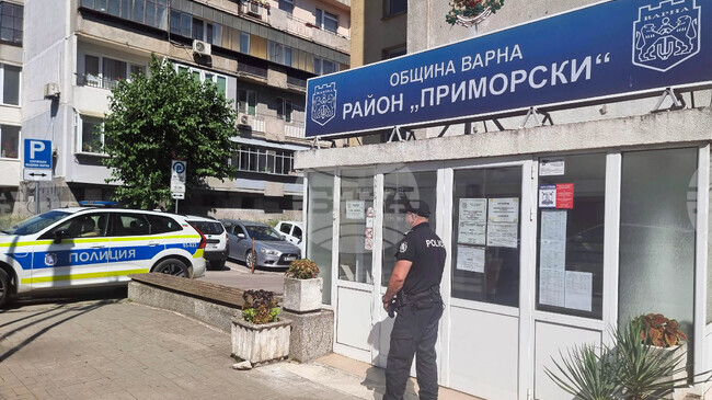 Седем души са задържани за 24 часа от полицията при акцията в кметството на район "Приморски" във Варна