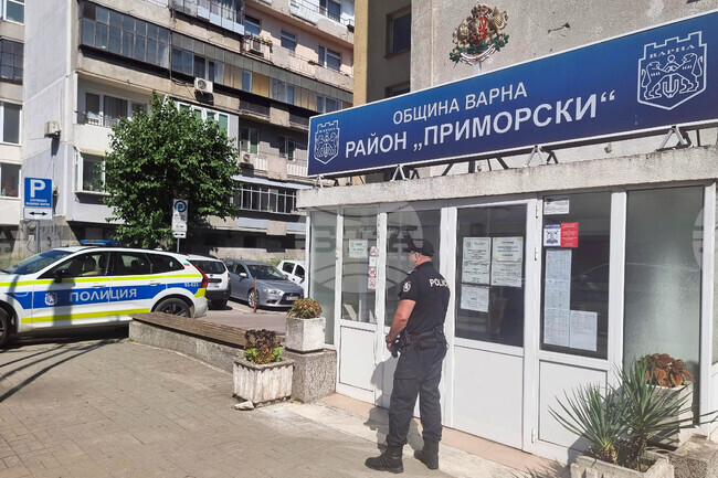 Седем души са задържани за 24 часа от полицията при акцията в кметството на район "Приморски" във Варна