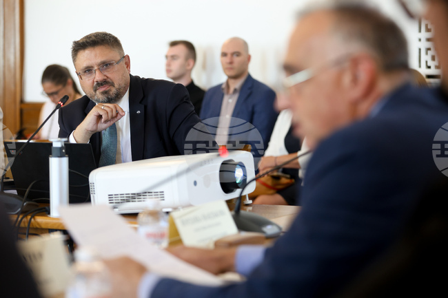 Генералният директор на БТА Кирил Вълчев представи отчета за дейността за 2025 г. пред парламентарната Комисия по културата и медиите, която го прие единодушно