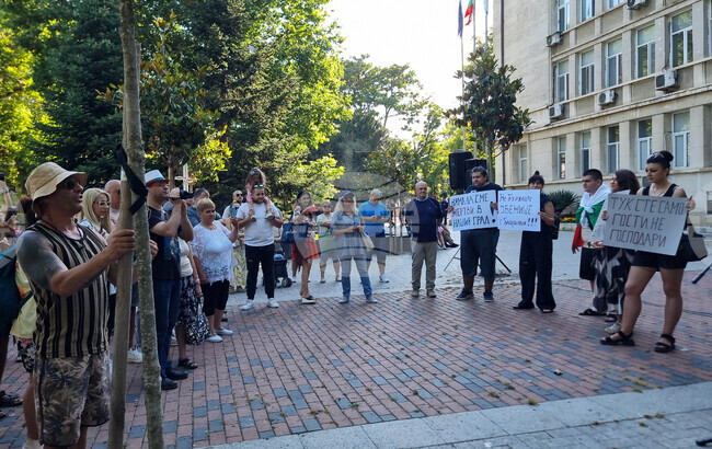 Граждани на Варна се събраха пред Съдебната палата на протест срещу агресията 