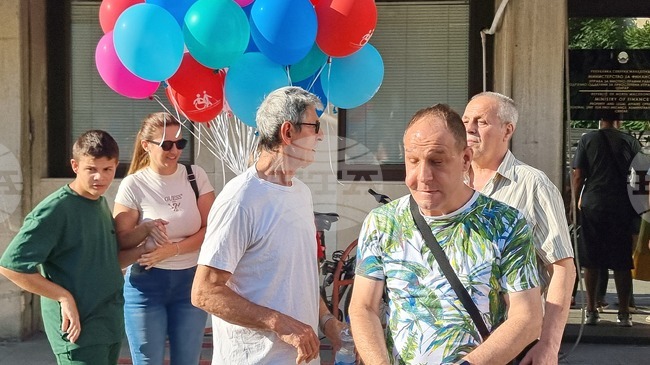 Протести на хората с увреждания и работещи в Клиниката за детски болести бяха проведени днес в Скопие
